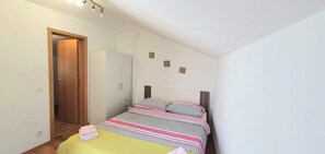 4 bedrooms, iron/ironing board, WiFi, bed sheets