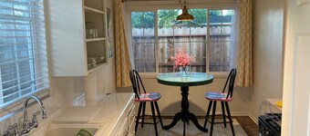 Charming Bright Home Near Dr Hospital & Shopping - Extra Comfy Beds and Couch