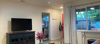 Charming Bright Home Near Dr Hospital & Shopping - Extra Comfy Beds and Couch