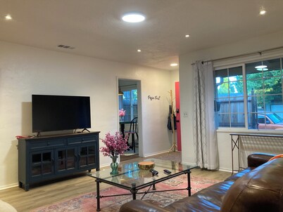 Charming Bright Home Near Dr Hospital & Shopping - Extra Comfy Beds and Couch