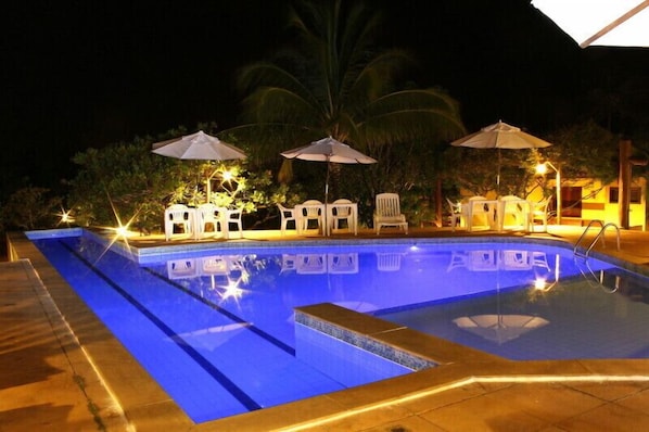 2 piscines extérieures