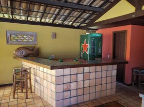 2 bars/lounges