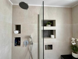 Douche, sĂšche-cheveux, serviettes fournies