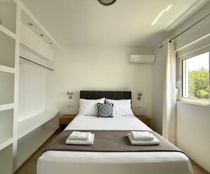4 bedrooms, iron/ironing board, free WiFi, bed sheets