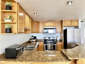 Geladeira, micro-ondas, fogão, cooktop