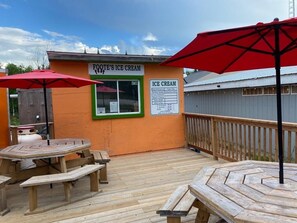 تناول الطعام بالخارج