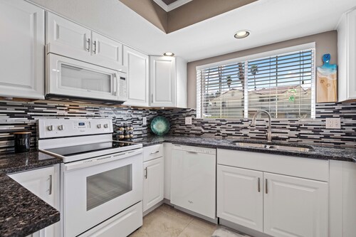 Escape to Desert Oasis - Palm Springs for a memorable vacation experience!