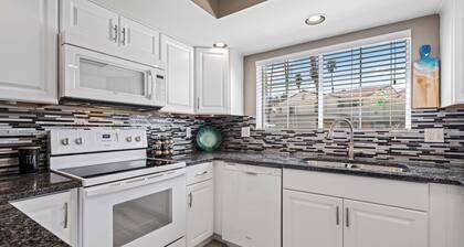 Escape to Desert Oasis - Palm Springs for a memorable vacation experience!