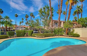 Una piscina al aire libre, una piscina climatizada