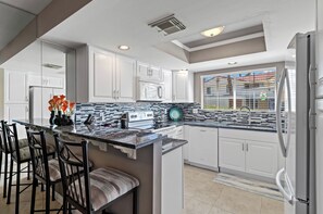 Fridge, microwave, oven, stovetop - Escape to Desert Oasis - Palm Springs for a memorable vacation experience! (Palm Springs)
