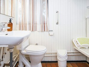 House | Bathroom - 6 Person Holiday Home in Ebeltoft (Ebeltoft)