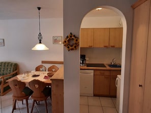 Appartement | Cuisine privée | Bouilloire électrique, grille-pain, chaise haute