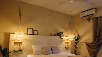 Habitación, 1 cama King size, balcón | Decoración personalizada, wifi gratis y ropa de cama