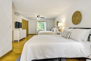 5 habitaciones, escritorio, tabla de planchar con plancha y internet 