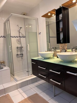 Hiustenkuivaaja, pyyhkeet, vessapaperi