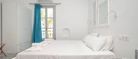Iron/ironing board, free WiFi, bed sheets