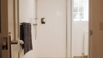 Habitación familiar, varias camas, baño privado | Baño | Regadera, secadora de cabello, toallas, jabón