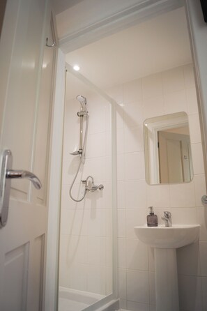 Standard Double Room, Private Bathroom | Bathroom | Shower, hair dryer, towels, soap - Lemon Tree (Dorchester)