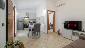 Eine moderne Wohnung mit Küche, Essbereich und Wohnzimmer.