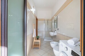 Shower, hair dryer, bidet, towels - EDO APARTMENT (Sardegna)