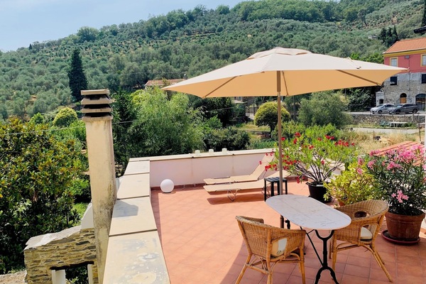 Terrasse; Ausblick Gärten und Olivenhaine