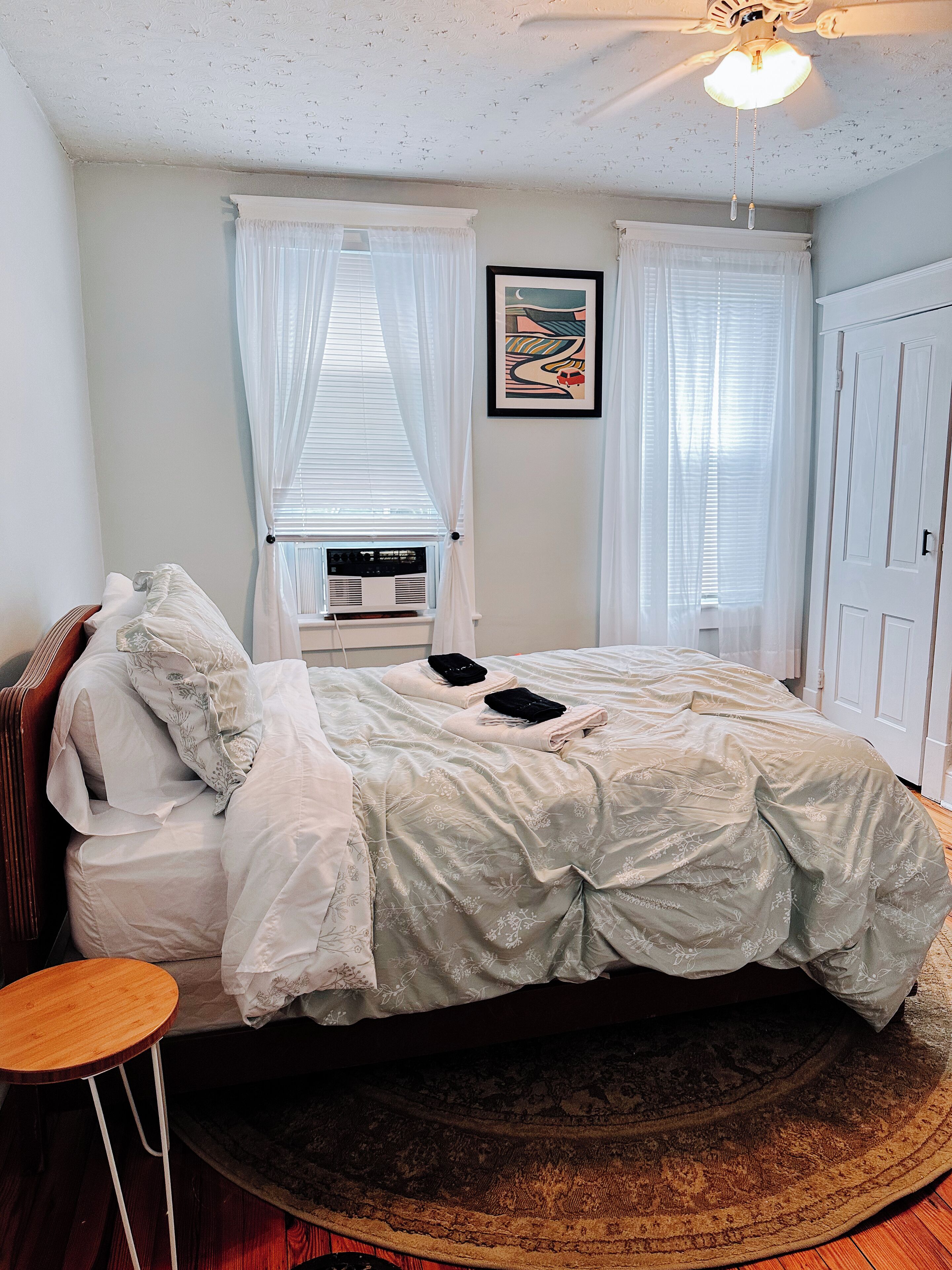 3 bedrooms, in-room safe, iron/ironing board, travel cot