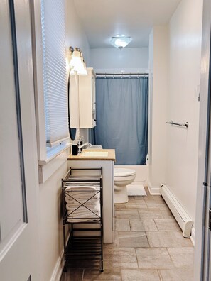 Secadora de cabello, toallas, jabón, shampoo 