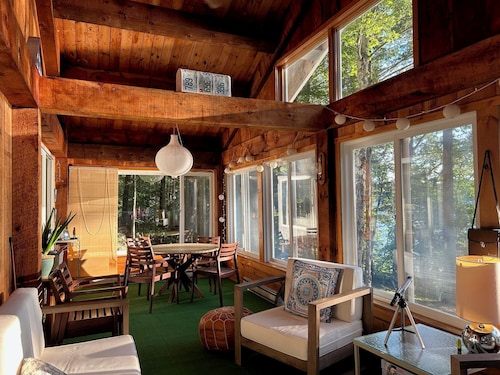 Quiet location on Lake Waukewan, minutes to Meredith center. Pet-Friendly