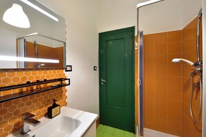 Een haardroger, een bidet, handdoeken, zeep