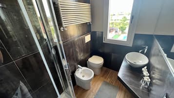 Dusche, Haartrockner, Bidet, HandtĂŒcher