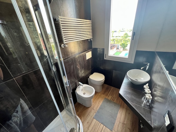Dusche, Haartrockner, Bidet, Handtücher