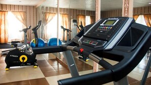 Ein Fitnessraum mit Laufbändern, Ergometer und Übungsbällen.