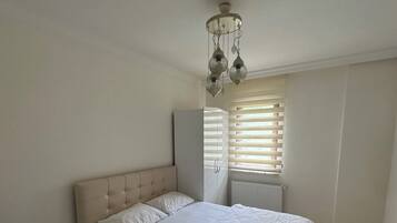 Estudio clásico, vista a la montaña | Escritorio, insonorización y wifi gratis