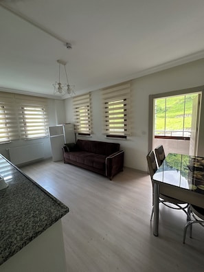 Classic Studio, Mountain View | Desk, soundproofing, free WiFi, bed sheets - Uçan Pansiyon (Çaykara)
