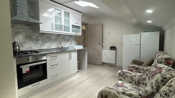 Deluxe Condo, Mountain View | Living area | 37-inch LED TV with satellite channels