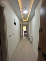 Escritorio, sistema de insonorización y wifi gratis 