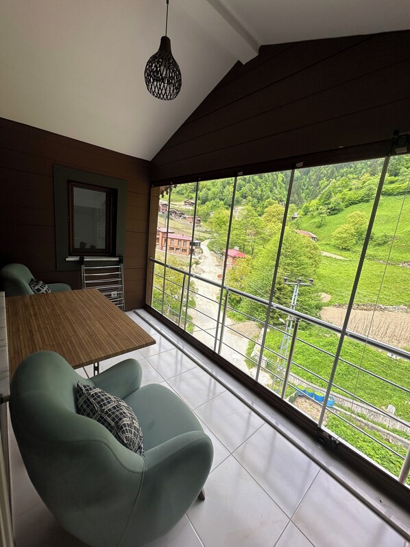 豪華公寓客房, 山景 | 客廳 | 37 吋LED 電視連衛星電視頻道