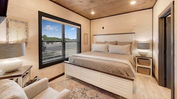 5 bedrooms, desk, iron/ironing board, travel crib