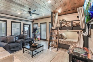 5 slaapkamers, een bureau, een strijkplank/strijkijzer, reisbedje