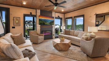 Een televisie, een open haard, videogames en tafelvoetbal