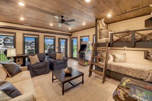 5 habitaciones, escritorio y tabla de planchar con plancha 