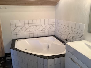 House | Bathroom - 5 Star Holiday Home in Logstor (Logstor)
