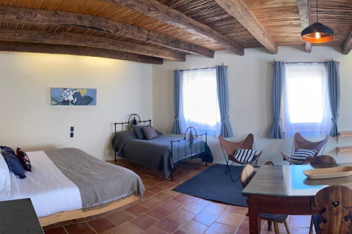 Superior penthouse, patio, uitzicht op stad | 2 slaapkamers, een bureau, gratis wifi