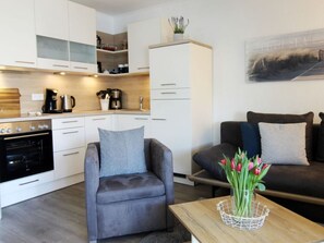 Apartment | Private kitchen | Oven, electric kettle, toaster - H&P Residenz Maisonette With Lake View (Cuxhaven)
