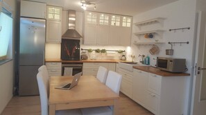 Fridge, microwave, oven, stovetop - Full Apt, 2 BedRm, 2 bathRm. by ICM,15/20 min to CityCenter/Oktoberfest, Parking (Feldkirchen)