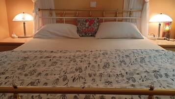 2 Schlafzimmer, Schreibtisch, Bügeleisen/Bügelbrett, Reisekinderbett