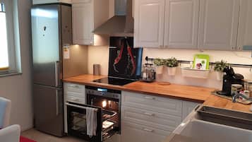 Frigorífico, microondas, horno y placa de cocina