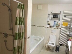 Shower, hair dryer, towels, soap - Full Apt, 2 BedRm, 2 bathRm. by ICM,15/20 min to CityCenter/Oktoberfest, Parking (Feldkirchen)