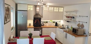 Fridge, microwave, oven, stovetop - Full Apt, 2 BedRm, 2 bathRm. by ICM,15/20 min to CityCenter/Oktoberfest, Parking (Feldkirchen)