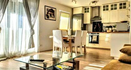 Full Apt, 2 BedRm, 2 bathRm. by ICM,15/20 min to CityCenter/Oktoberfest, Parking